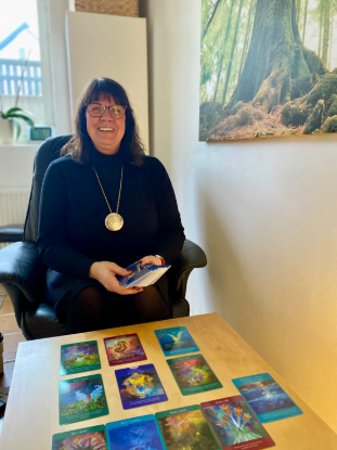 Intuitivt samtal och vägledning genom Tarotkort i Helsingborg